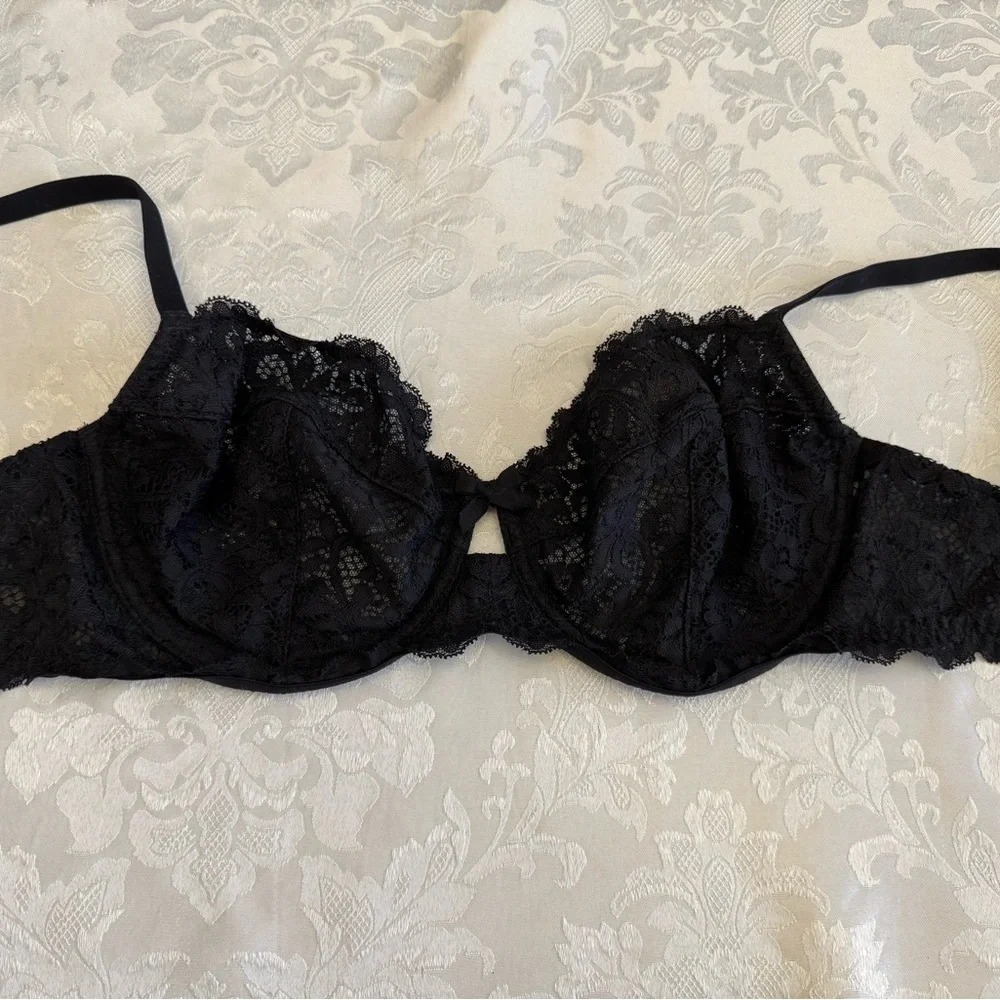 Victoria’s Secret Bra Size 32DDD Body By Victoria Unlined Demi Black Lace Bow‎
